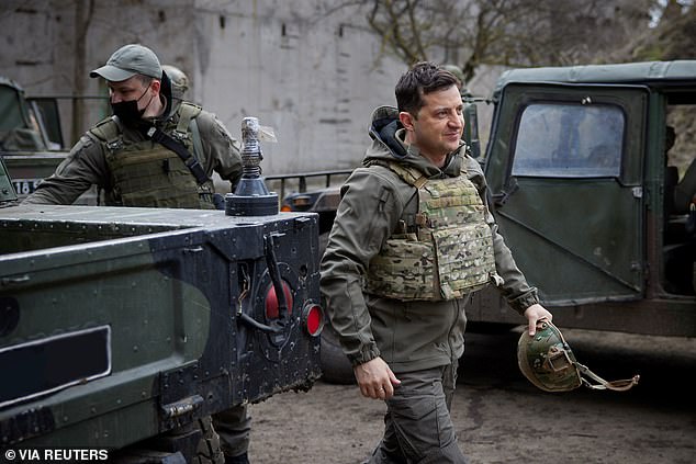 Bức ảnh về Tổng thống Ukraine được chia sẻ rộng rãi trên mạng xã hội những ngày gần đây. Ảnh: Reuters