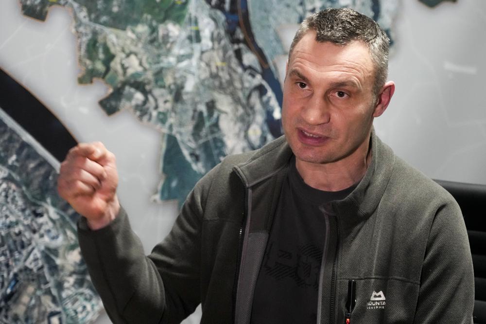 Thị trưởng Kiev,&nbsp;Vitali Klitschko trả lời phỏng vấn hãng tin AP.