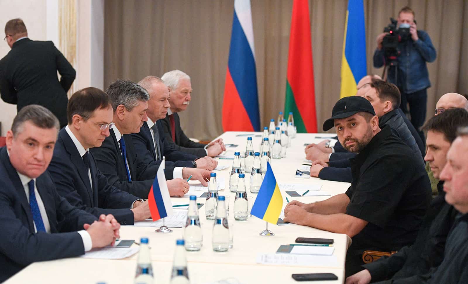 Phái đoàn Nga (bên trái) và phái đoàn Ukraine tham hội đàm ở Belarus hôm 28/2. Ảnh: Tass-Reuters