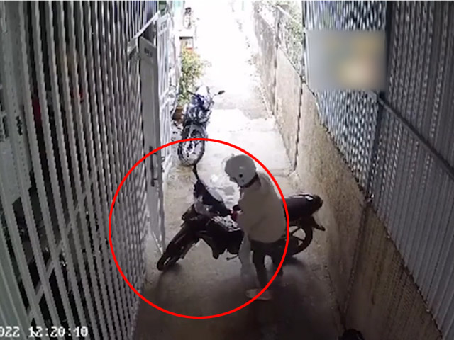 Xe máy - Xe đạp - Clip: Choáng váng cô gái quay xe cực gắt, cánh cổng gãy bản lề đổ như chuối