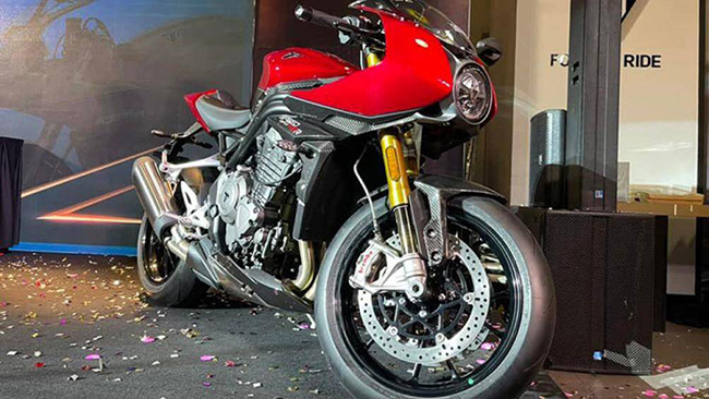 Vào tháng 9/2021, hãng xe mô tô Anh quốc bất ngờ ra mắt mẫu Triumph Speed Triple 1200 RR mới được phát triển dựa trên nền tảng mẫu naked-bike mạnh nhất

