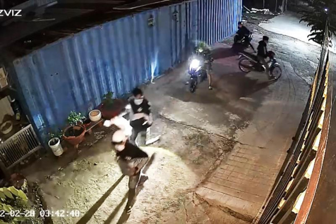 Nhóm sáu thanh niên đến ngôi nhà của anh T trên địa bàn xã Vĩnh Lộc A, huyện Bình Chánh trộm gà. Ảnh chụp từ clip camera an ninh