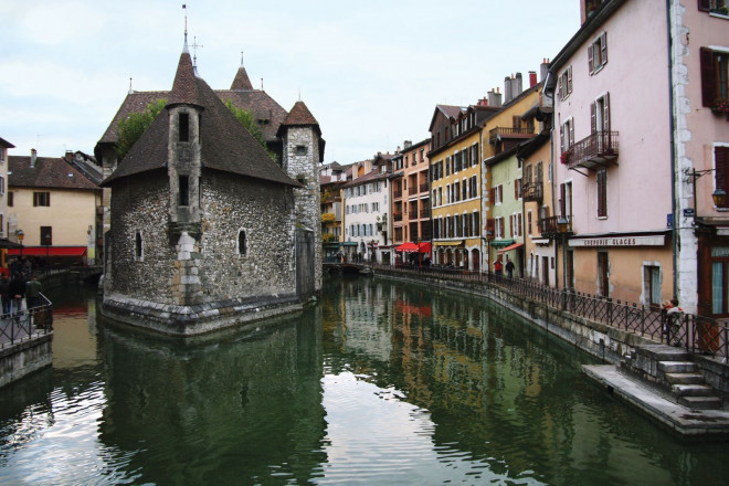 Khám phá thị trấn cổ bao bọc bởi dòng kênh thơ mộng ở Pháp - 4