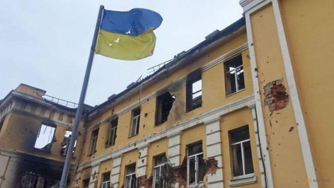 Một tòa nhà dân cư bị hư hỏng nặng sau các cuộc không kích của Nga. Ảnh: REUTERS