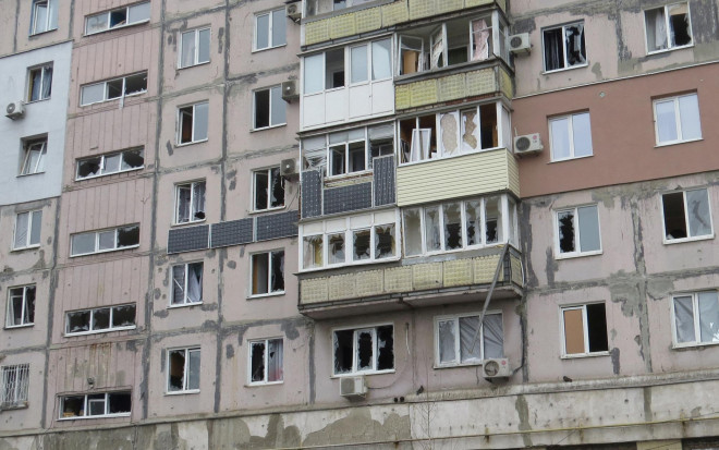 Một tòa nhà dân cư bị hư hại do trận pháo kích gần đây ở Mariupol. Ảnh: Reuters
