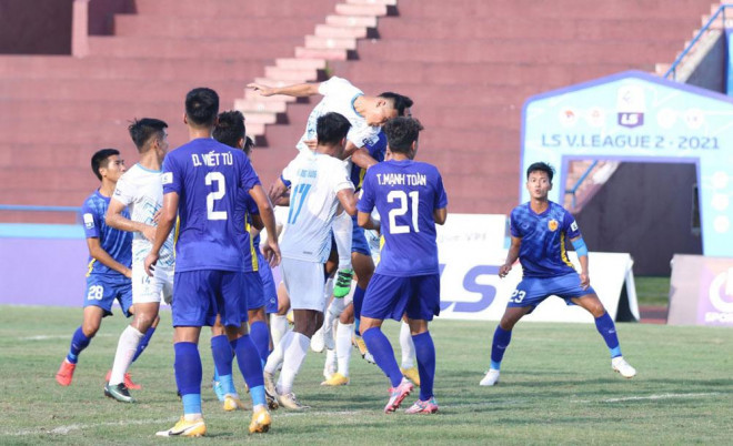 CLB Quảng Nam (áo sẫm) thể hiện rõ quyết tâm sớm trở lại đấu trường V-League. Ảnh: VPF