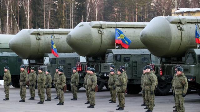 Quân nhân Nga xếp hàng bên hệ thống tên lửa đạn đạo xuyên lục địa Yars trong buổi lễ gửi khí tài quân sự đến gần Mátxơva để chuẩn bị cho lễ duyệt binh Ngày Chiến thắng tại Quảng trường Đỏ. Ảnh: Getty Images.