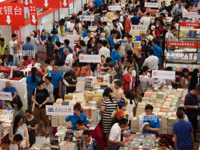 Thế giới - Người TQ đổ xô đi mua sách về căng thẳng Nga - Ukraine