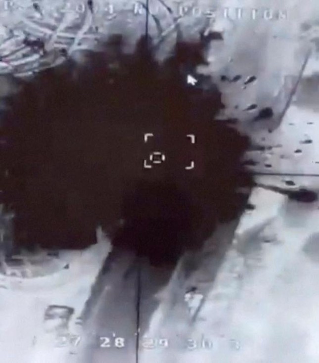 Hệ thống tên lửa đất-đối-không BUK
của Nga bị tấn công bởi máy bay không người lái của Ukraine gần thị
trấn Malyn (cách thủ đô Kiev của Ukraine khoảng 100km về phía Tây
Bắc). Ảnh: Reuters