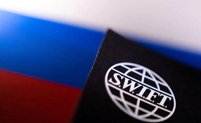 Việc Nga bị loại khỏi SWIFT được các chuyên gia đánh giá, sẽ tác động tới tâm lý và giao dịch thương mại. Ảnh Reuters