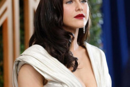 Alexandra Daddario gợi cảm với váy lụa tôn dáng