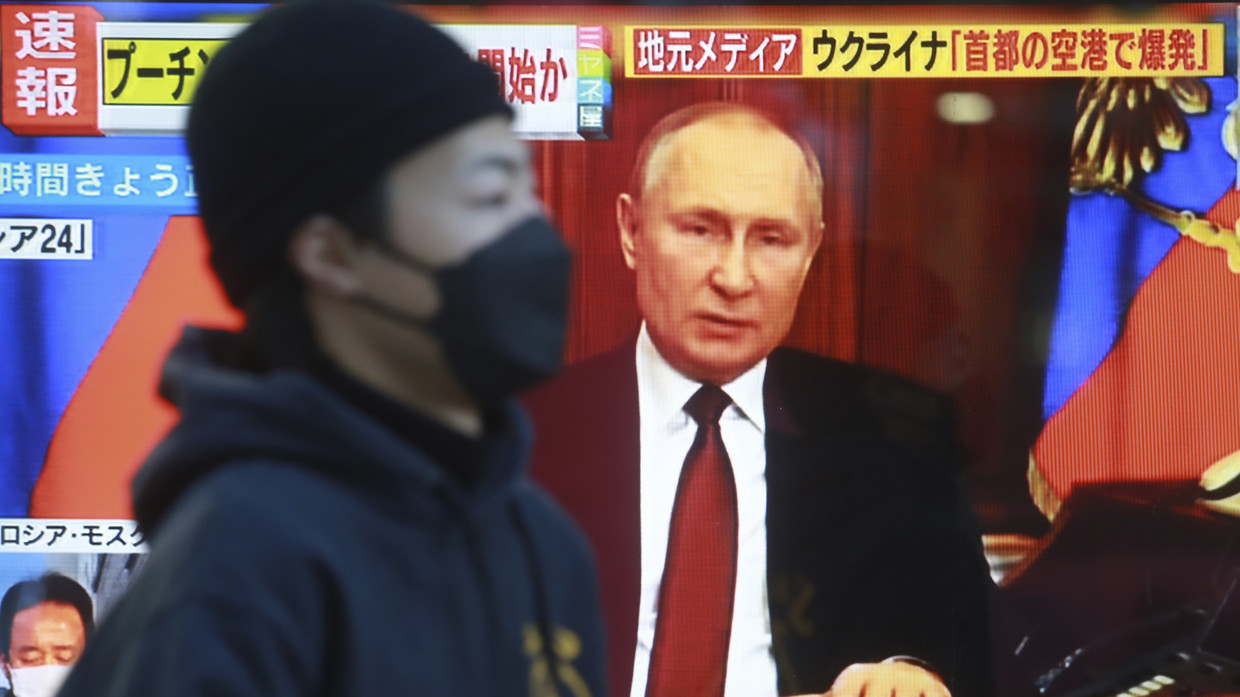 Hình ảnh Tổng thống Nga Vladimir Putin qua truyền hình ở Tokyo, Nhật Bản.