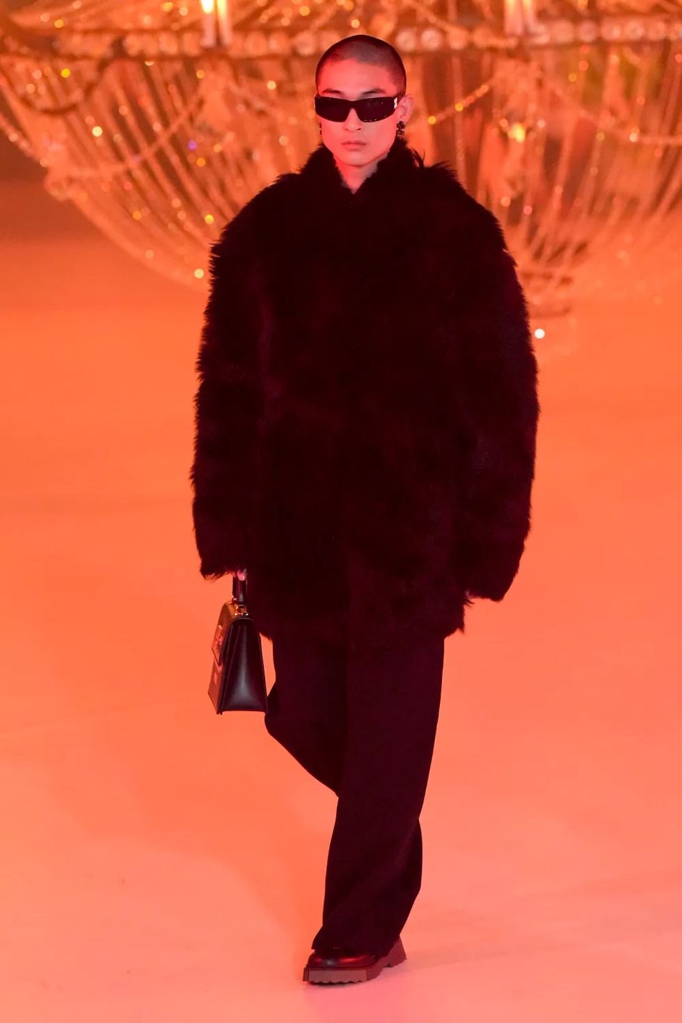 Off-White tôn vinh di sản vĩ đại của Virgil Abloh trong bộ sưu tập Thu Đông 2022 - 2