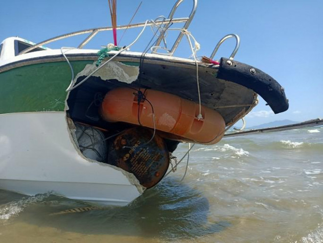 Chiếc ca-nô bị hư hỏng nặng sau tai nạn