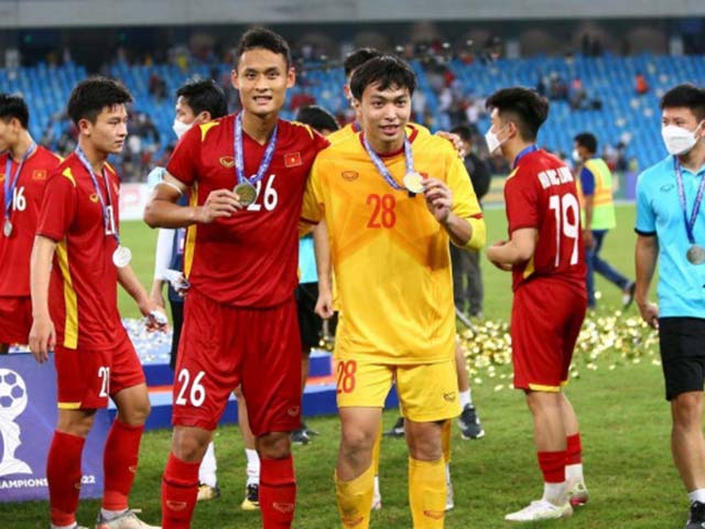 Tuấn Hưng (áo vàng) ăn mừng chức vô địch giải U23 Đông Nam Á cùng đồng đội