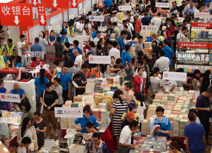 Người dân Trung Quốc đổ xô mua sách về xung đột Nga - Ukraine. Ảnh minh họa: Alamy