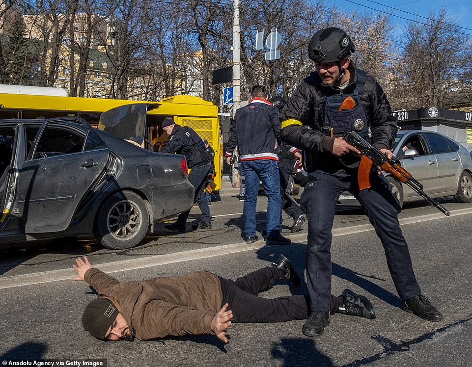 Binh sĩ Ukraine kiểm tra một người trên đường ở Kiev, Ukraine (ảnh: CNN)