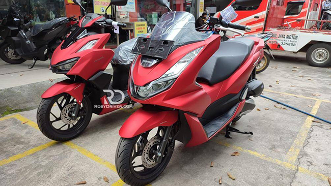 Hai mẫu xe Honda Vario 160 2022 và Honda PCX 160 về Việt Nam đều được nhập khẩu từ Indonesia thông qua các đại lý xe máy không chính hãng
