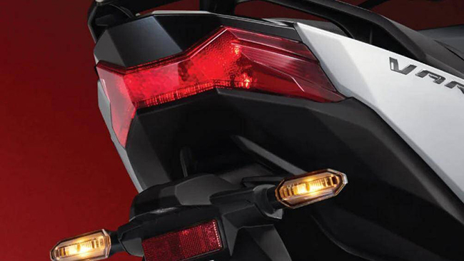 Honda Vario 160 sử dụng động cơ eSP+ 160 cc, sản sinh công suất 15,4 mã lực tại 8.500 vòng/phút và mô-men xoắn 13,8 Nm tại 7.000 vòng/phút
