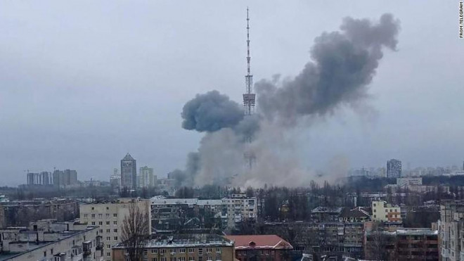 Một tháp truyền hình ở Kiev bị bắn phá bởi tên lửa Nga. Ảnh: TELEGRAM