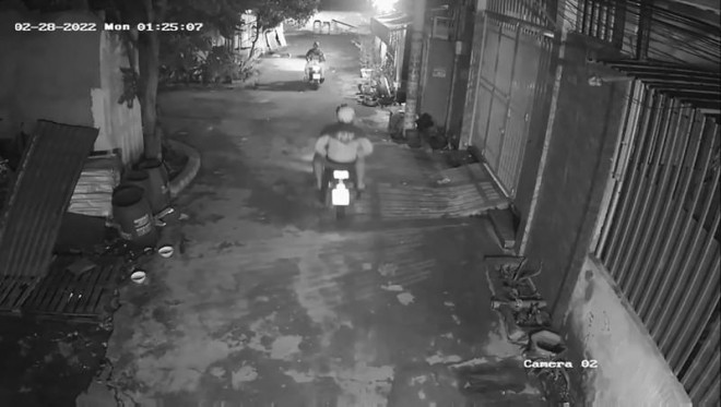 Nhóm sáu thanh niên đi xe máy đến nhà của chị N để bắt trộm gà. Ảnh chụp từ clip