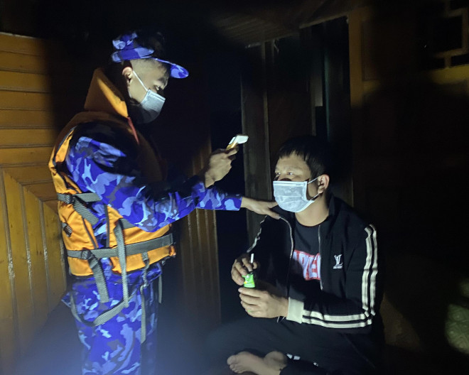 Chiến sĩ Cảnh sát biển kiểm tra tình trạng sức khỏe của các thuyền viên