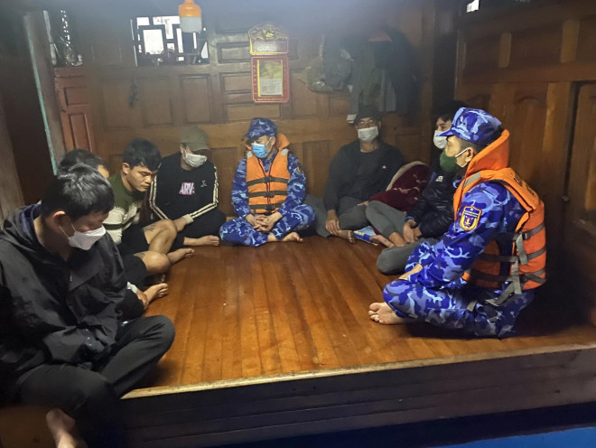 Chiến sĩ CSB thăm hỏi, động viên khi đưa thuyền viên trên tàu cá gặp nạn về đất liền