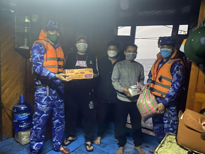 Lực lượng trên tàu CSB 2006 tặng quà cho ngư dân tàu cá gặp nạn