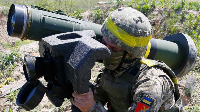 Binh sĩ vác tên lửa chống tăng Javelin trong cuộc tập trận gần Rivne - Ukraine. Ảnh: Reuters