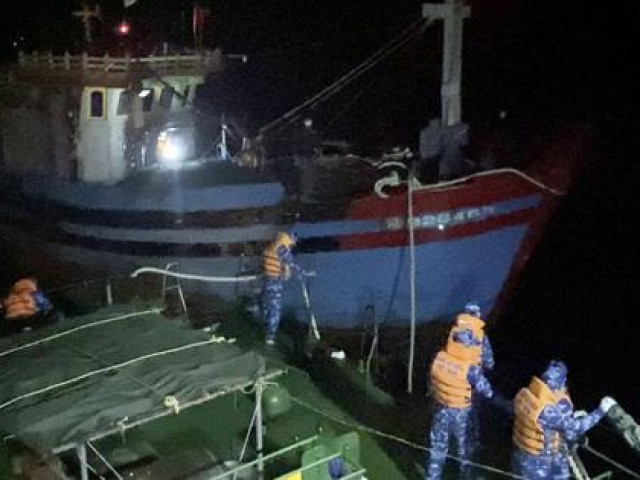 Tin tức trong ngày - CLIP: Tàu cá nguy cấp khi chết máy, nước biển tràn vào được Cảnh sát biển cứu