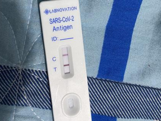 Thị trường - Tiêu dùng - Liên tục test nhanh khi đã 2 vạch, F0 đang lãng phí tiền của, tạo "cơ hội" cho nhà đầu cơ trục lợi?