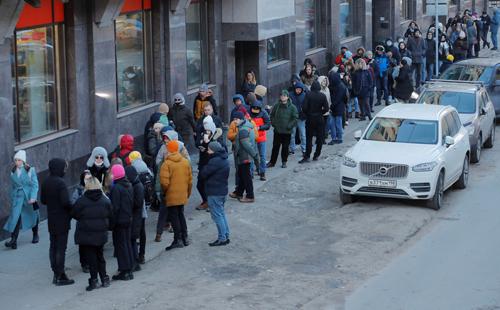 Dòng người xếp hàng chờ sử dụng ATM tại TP Saint Petersburg - Nga hôm 27-2. Ảnh: REUTERS