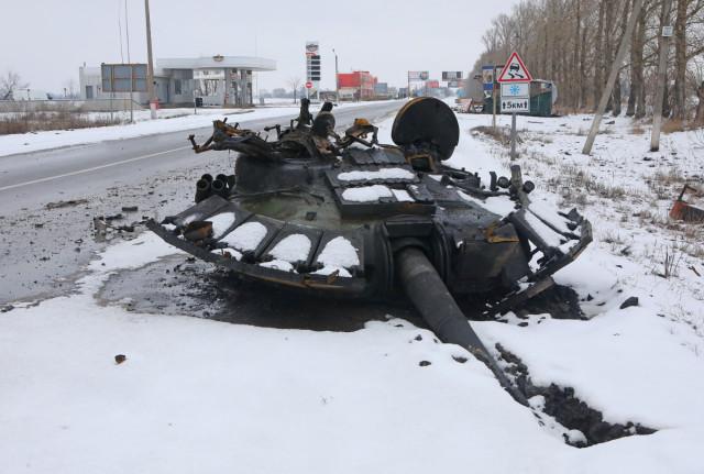Xe tăng Nga bị phá hủy ở TP Kharkiv ngày 26-2. Ảnh: Reuters