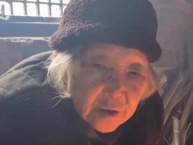 Bạn trẻ - Cuộc sống - Thấy cháu gái áp lực chuyện lấy chồng, bà nội nói một câu khiến dân mạng cảm động