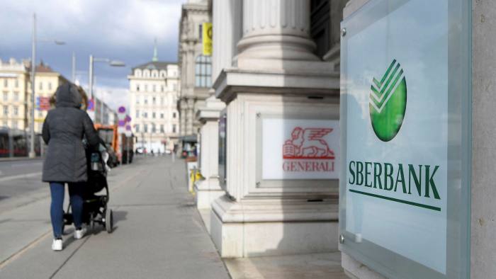Mặc dù thoát khỏi danh sách trừng phạt SWIFT nhưng Sberbank vẫn bị ảnh hưởng nghiêm trọng