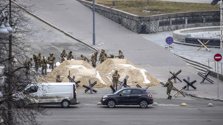 Các binh sĩ Ukraine đổ cát chặn một con đường ở thủ đô Kiev, Ukraine.&nbsp;Ảnh: Getty