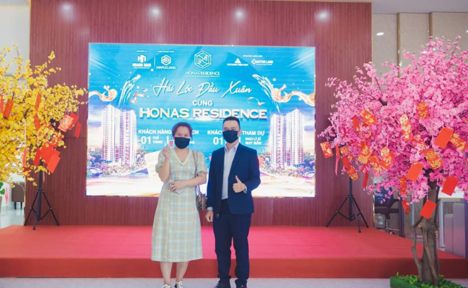 Vị khách hàng đặc biệt may mắn nhận 3 giải thưởng trong sự kiện Hái lộc cuối tuần qua