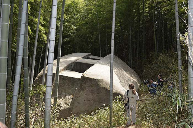 Viên đá nặng tới 800 tấn, chứa nhiều hình thù bí ẩn trong lăng mộ giới quý tộc Nhật - 1