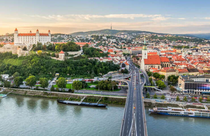 Cộng hòa Slovak - 39,3 giờ mỗi tuần. Ở Cộng hòa Slovak, tuần làm việc trung bình kéo dài 39,3 giờ vào năm 2019. Số giờ tối đa mà một người có thể làm việc mỗi tuần là 40 giờ. Thời gian làm thêm có thể đạt 400 giờ mỗi năm.
