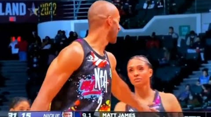 Matt James chạm điểm nhạy cảm của Brittney Elena trong trận đấu bóng rổ dành cho những người nổi tiếng tại Mỹ