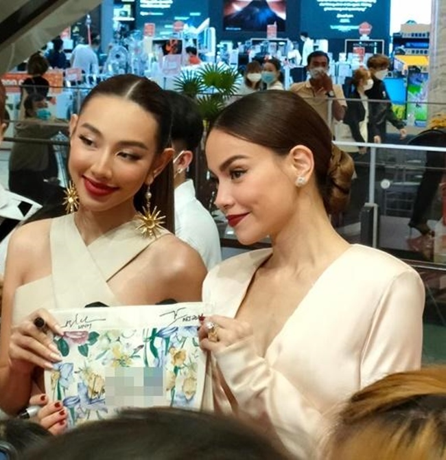 Ở tuổi 38, Hồ Ngọc Hà trông ngày càng sắc sảo, quyến rũ hơn. Dù chung khung hình với đàn em kém 14 tuổi nhưng nhan sắc cô không hề bị lép vế.&nbsp;
