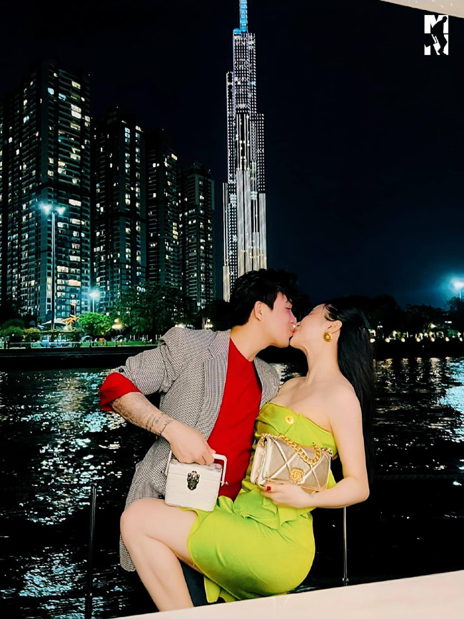 Showbiz Việt chứng kiến không ít những cặp đôi rất lãng mạn, ngôn tình. Bằng chứng là họ thích thể hiện tình cảm ngọt ngào với đối phương qua những nụ hôn cháy bỏng ngay cả ở nơi công cộng. Vợ chồng đại gia Minh Nhựa mới đây khiến dân tình bất ngờ vì nụ hôn ở tư thế lạ khi chụp ảnh ngoài trời.
