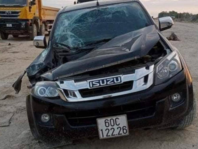 Pháp luật - Vụ lái xe múc đập nát 2 ô tô trên công trường cao tốc: Nhà thầu nói gì?