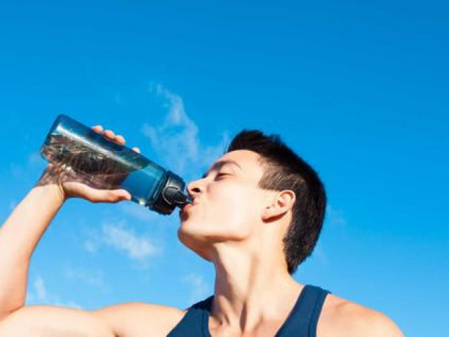 Sức khỏe đời sống - Những kiểu uống nước "phá gan, hại thận", dừng ngay trước khi quá muộn