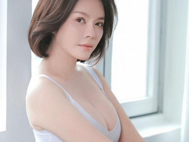 Lý Nhã Kỳ khoe vẻ đẹp U40 với kiểu mặc tôn vòng 1 gợi cảm