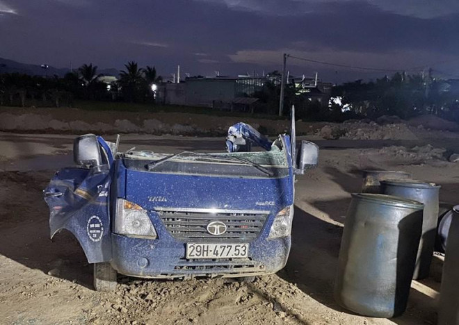 Chiếc xe tải chỉ còn phần đầu