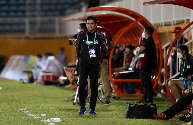 HLV Kiatisak buồn bã khi học trò suốt 180 phút vẫn không ghi nổi một bàn thắng. Ảnh: ANH HỮU. 