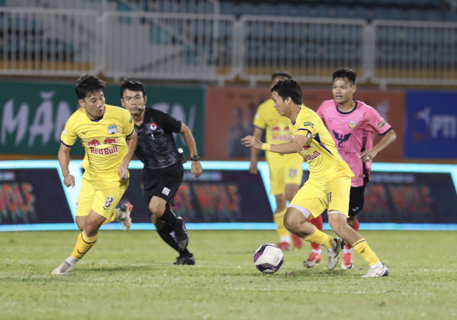 Tuấn Anh và Minh Vương giúp đội nhà làm chủ giữa sân nhưng rất thiếu những pha kiến tạo ngon ăn cho đồng đội ghi bàn. Ảnh: ANH HỮU.