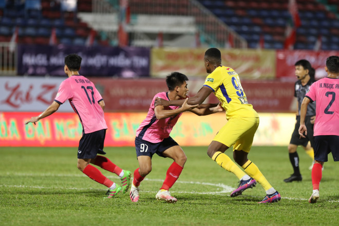 Các chân sút ngoại của HA Gia Lai rất khó đá khi bị đối thủ áp sát với số đông. Ảnh: ANH HỮU.