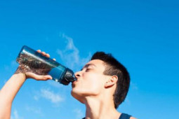 Sức khỏe đời sống - Những kiểu uống nước "phá gan, hại thận", dừng ngay trước khi quá muộn